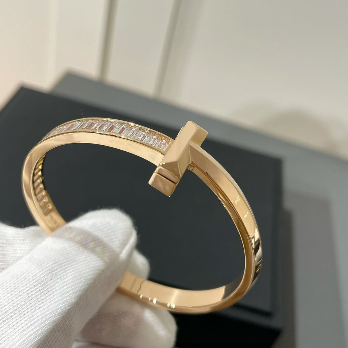 [Renovia Jewelry]WIDE HINGED BANGLE PINK GOLD WITH BAGUETTE DIAMONDS