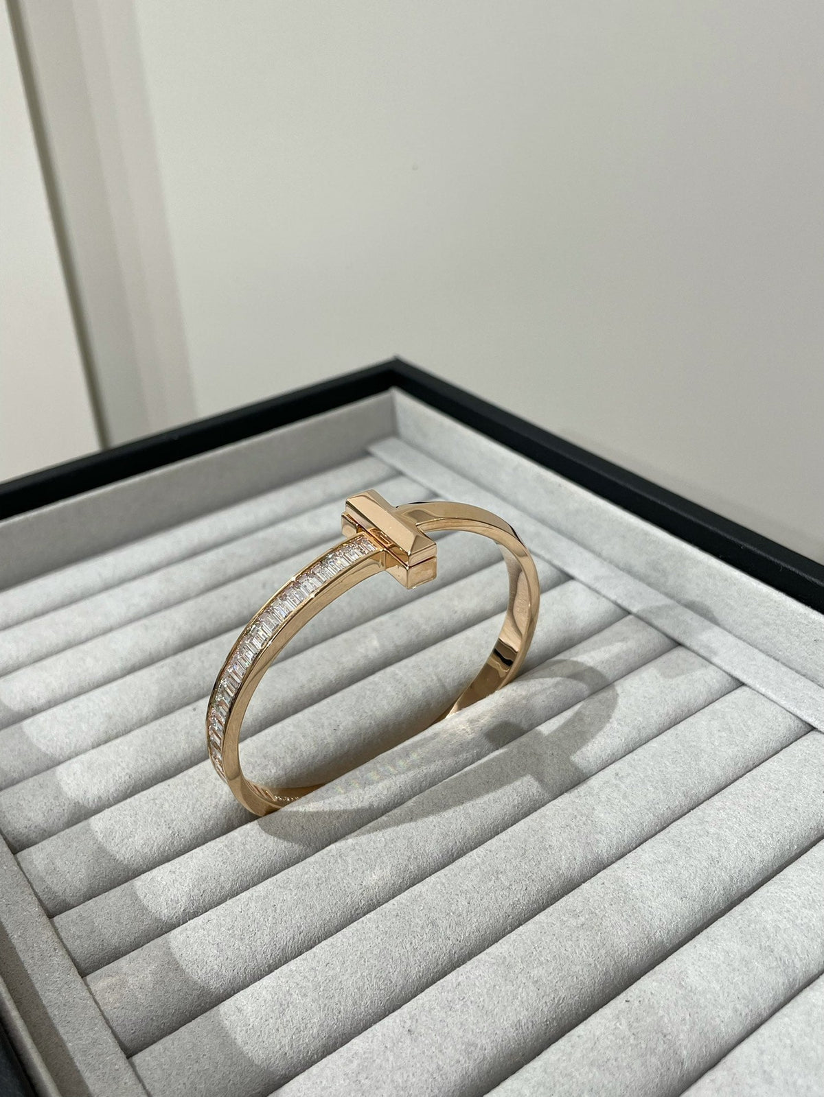 [Renovia Jewelry]WIDE HINGED BANGLE PINK GOLD WITH BAGUETTE DIAMONDS